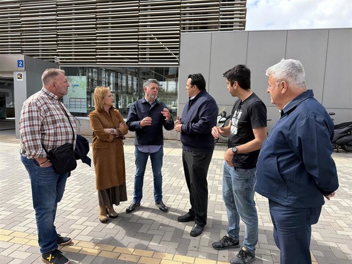 La viceportavoz municipal socialista, Begoña Medina, y el concejal del PSOE Jorge Quero, entre otros, informan en relación con el metro.