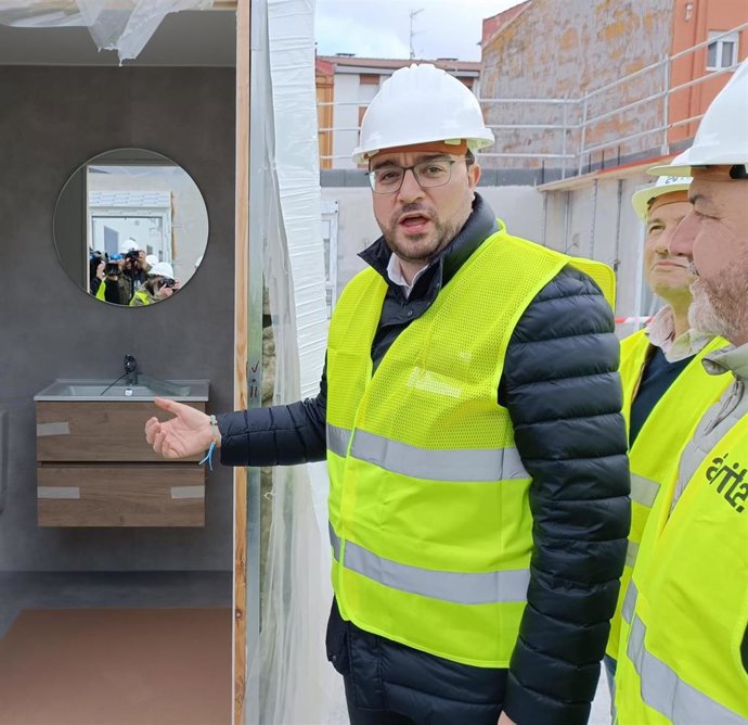 El presidente del Gobierno del Principado de Asturias, Adrián Barbón, visita, acompañado del consejero de Ordenación del territorio, Vivienda y Derechos Ciudadanos, Ovidio Zapico, la construcción de 250 pisos para jóvenes en Peritos (Gijón).