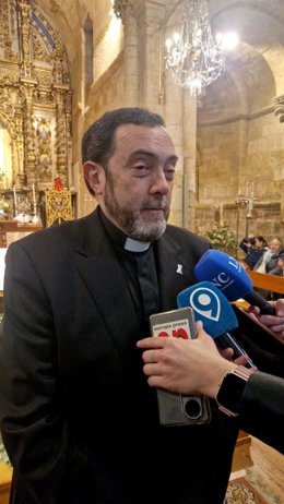 Manuel Fláker Labanda, párroco de la iglesia Nuestra Señora del Mercado, ha recibido este viernes la distinción como 'Personaje Singular de la Semana Santa de León 2026' .