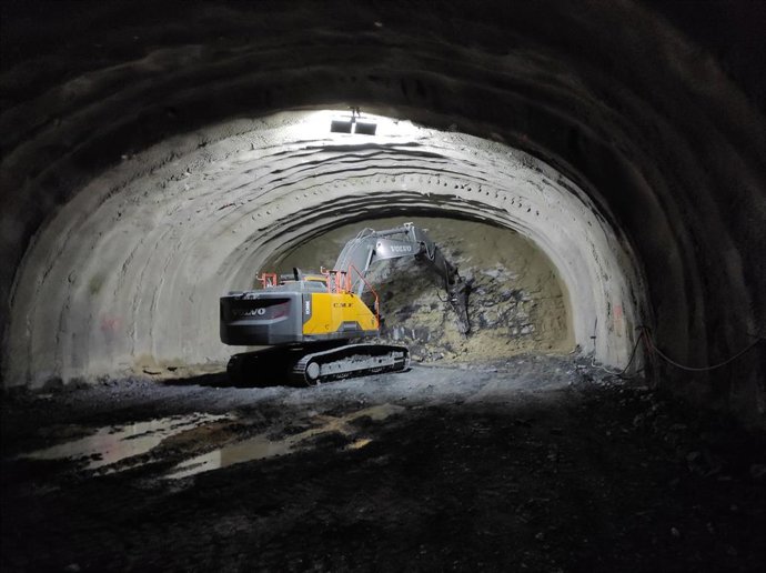 Una máquina trabaja en la boca norte del túnel de Belate, una infraesctructura en la que están trabajando cerca de 200 personas.