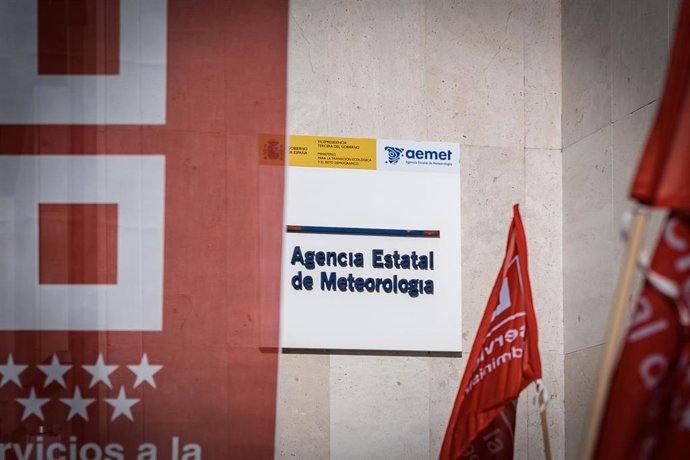 Archivo - Un cartel durante una concentración, en la sede de la AEMET, a 12 de febrero de 2026, en Madrid (España). 