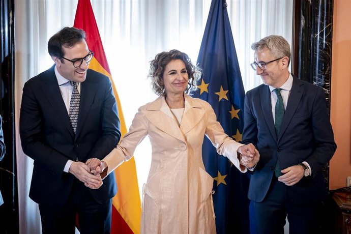 El vicepresidente primero y ministro de Economía, Carlos Cuerpo (i), la secretaria general del PSOE-A y candidata a  la Junta de Andalucía, María Jesús Montero (c), y el ministro de Hacienda, Arcadi España (d), durante el acto de traspaso de carteras