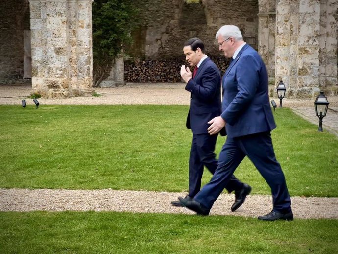 O secretário de Estado dos EUA, Marco Rubio (ao fundo), com o ministro das Relações Exteriores da Ucrânia, Andriy Sibiga, na França, em 27 de março de 2026