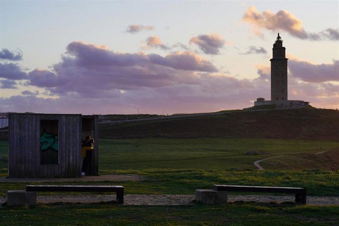 Archivo - Torre de Hércules de A Coruña al atardecer, a 8 de abril de 2022, en A Coruña, Galicia (España).