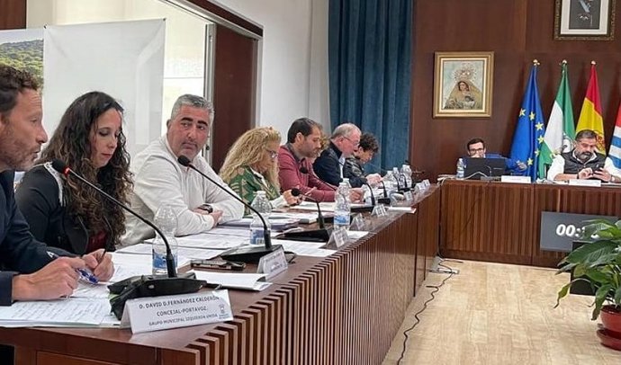 El concejal y portavoz de Vox en el Ayuntamiento de Cartaya (Huelva), Francisco Jesús Díaz (con camisa blanca), en un pleno del Ayuntamiento.