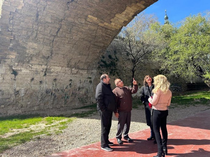 El PSOE exige intervenir de forma urgente en el puente de Piedra por la presencia de "enormes" grietas