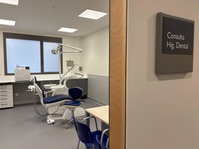 Archivo - Consulta de salud bucodental en el Centro de Salud de Sotrondio, SMRA.