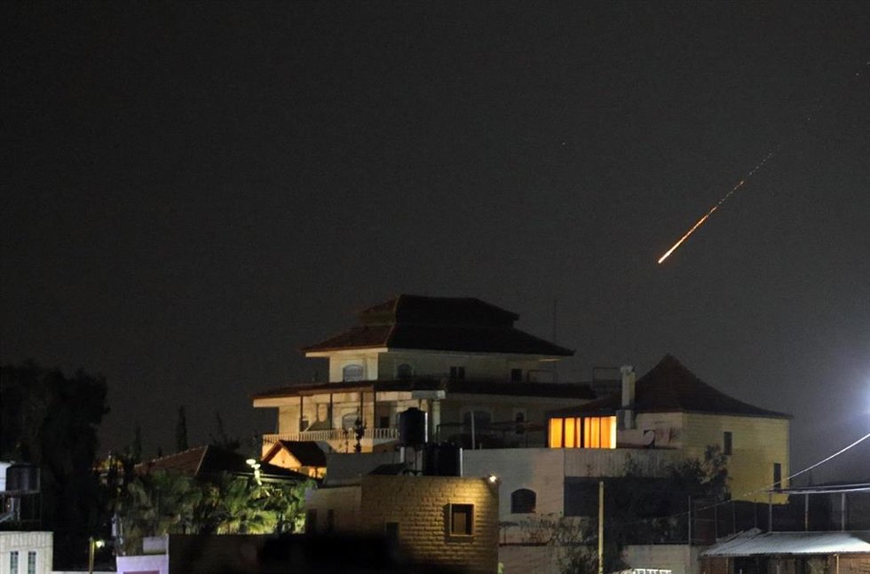 Indicios de interceptaciones de misiles en el cielo sobre Hebrón, en Cisjordania.