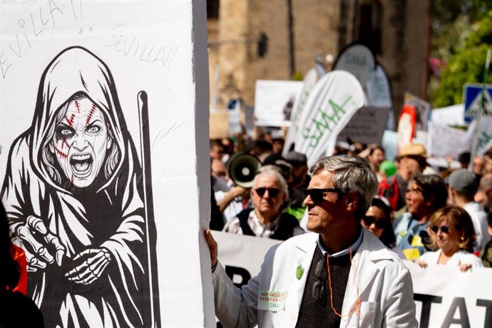 Manifestación en Sevilla convocada por el Sindicato Médico Andaluz (SMA) en rechazo del Estatuto Marco que impulsa el Ministerio de Sanidad. A 18 de marzo de 2026 en Sevilla (Andalucía, España).  
