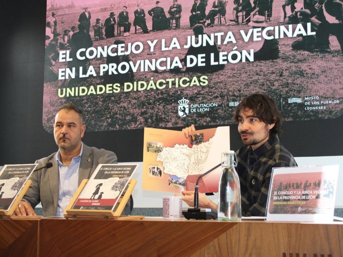 El diputado de Cultura, Arte y Patrimonio, Emilio Manuel Martínez (izquierda), junto al coordinador de Proyectos del ILC, Emilio Gancedo, en la presentación de las nuevas unidades didácticas.