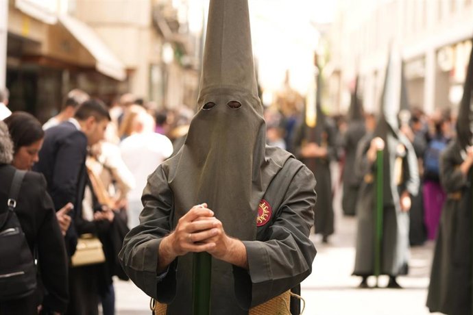 Archivo - Imagen de archivo de nazarenos en estación de penitencia un Sábado Santo en Sevilla. 
