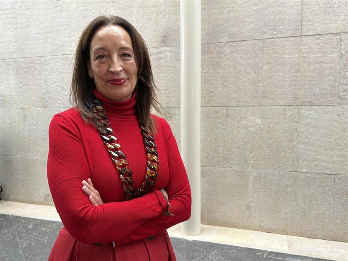 Archivo - La consejera de Bienestar Social y Familia en funciones, Carmen Susín, en los pasillos de las Cortes de Aragón.