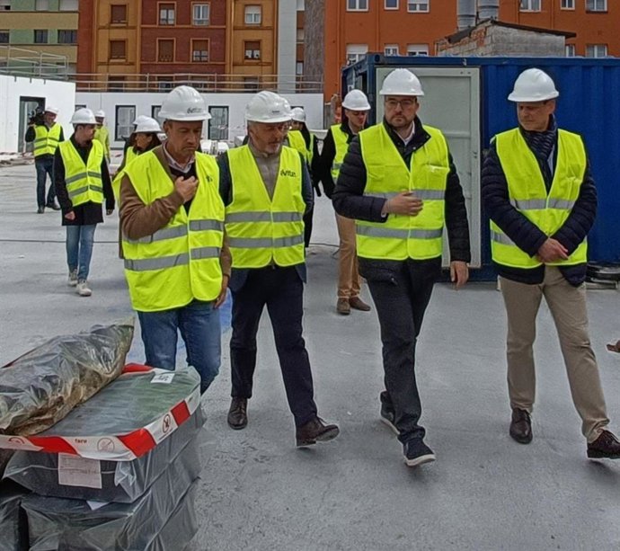 El presidente del Gobierno del Principado de Asturias, Adrián Barbón (dcha), visita, acompañado del consejero de Ordenación del territorio, Vivienda y Derechos Ciudadanos, Ovidio Zapico, la construcción de 250 pisos para jóvenes en Peritos (Gijón).