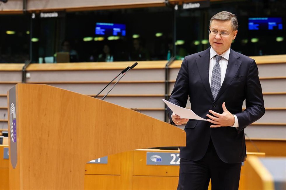 El comisario de Economía, Valdis Dombrovskis, interviene en un debate de la  sesión plenaria del Parlamento Europeo celebrada en Bruselas.