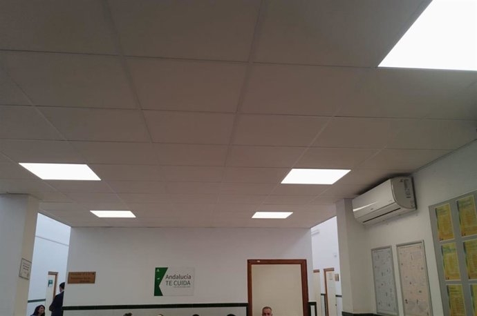 Reparados y sustituido el techo de la sala de espera del centro de salud de San Miguel de Torremolinos