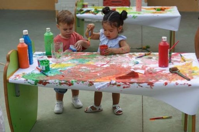 Dos menores en una escuela de infantil.