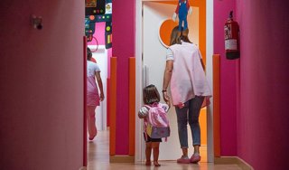 Archivo - Una niña entra en un aula de una escuela infantil de Almería, en una imagen de archivo.