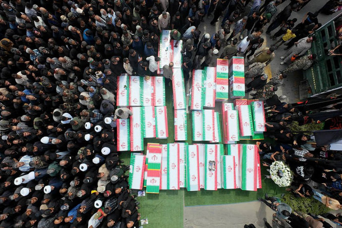 Funeral por las alumnas y el personal de la escuela primaria femenina Shajareh Tayyebé que perdieron la vida en un ataque contra el centro, situado en Minab, en la provincia de Hormozgan, al sur de Irán. 