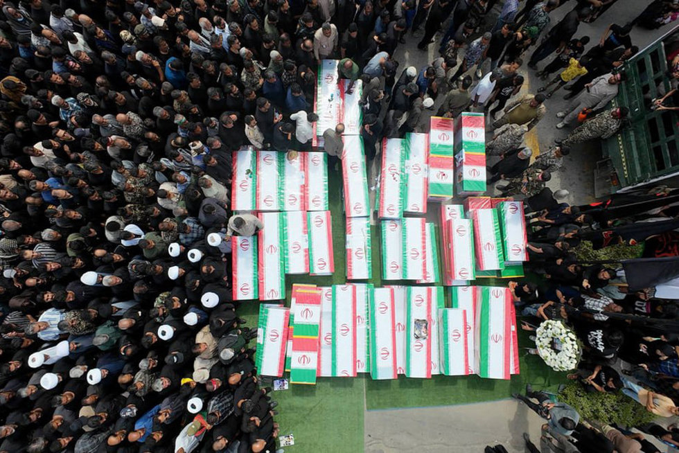 Funeral por las alumnas y el personal de la escuela primaria femenina Shajareh Tayyebé que perdieron la vida en un ataque contra el centro, situado en Minab, en la provincia de Hormozgan, al sur de Irán. 