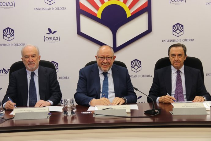 El rector de la UCO, Manuel Torralbo (centro), en la firma con el presidente de la Fundación Ricardo Delgado Vizcaíno, Santiago Muñoz (izda.), y el presidente de Covap, Ricardo Delgado.