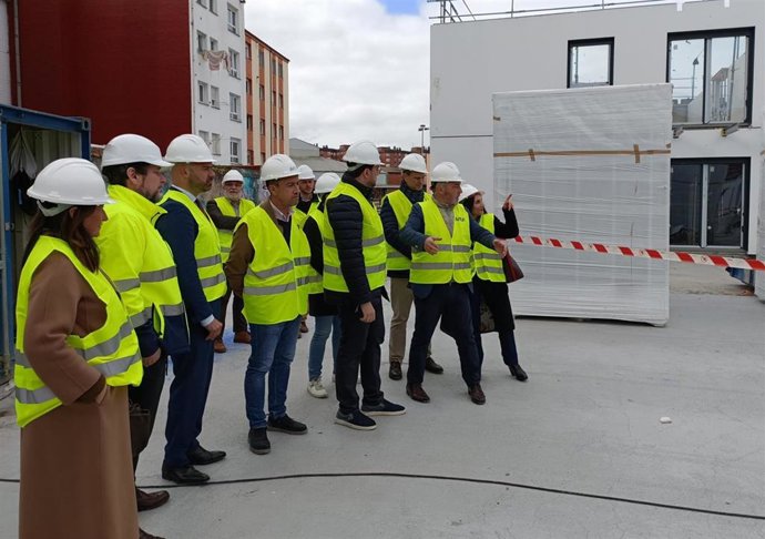 El presidente del Gobierno del Principado de Asturias, Adrián Barbón, visita, acompañado del consejero de Ordenación del territorio, Vivienda y Derechos Ciudadanos, Ovidio Zapico, la construcción de 250 pisos para jóvenes en Peritos (Gijón).