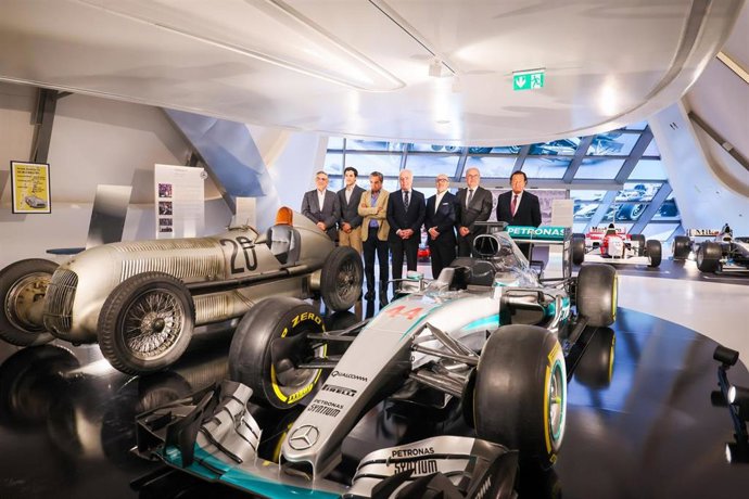 Inauguración de la exposición de Mercedes-Benz en Mobility City.