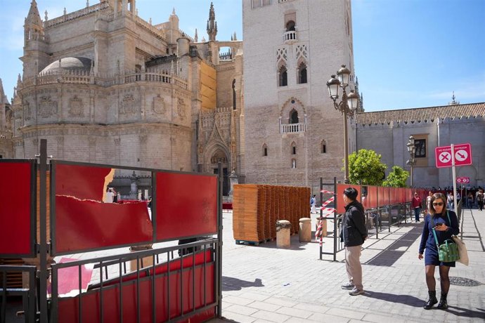 Actos vandálicos contra los paneles de la carrera oficial junto a la Catedral.