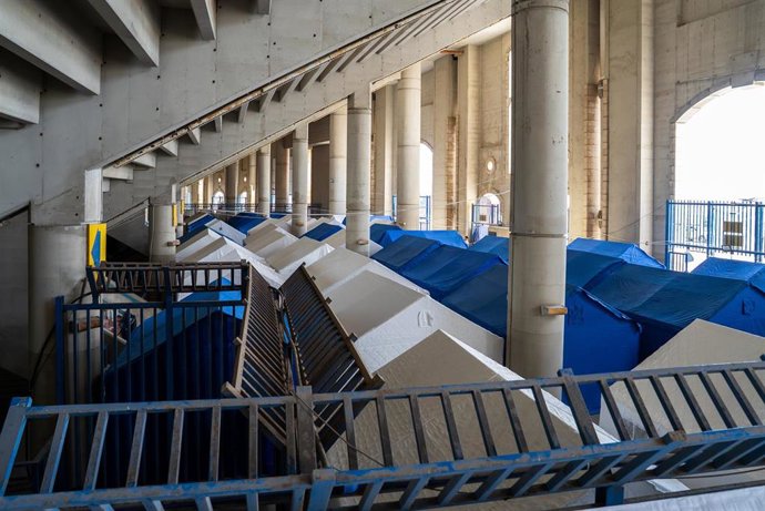 Archivo - Tiendas de campaña en un nuevo centro para desplazados en la capital de Líbano, Beirut, en medio de los ataques por parte del Ejército de Israel