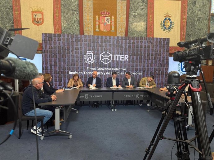 Acto de la firma de la renovación del convenio colectivo del Cabildo de Tenerife