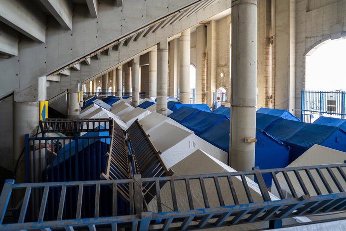 Archivo - Tiendas de campaña en un nuevo centro para desplazados en la capital de Líbano, Beirut, en medio de los ataques por parte del Ejército de Israel