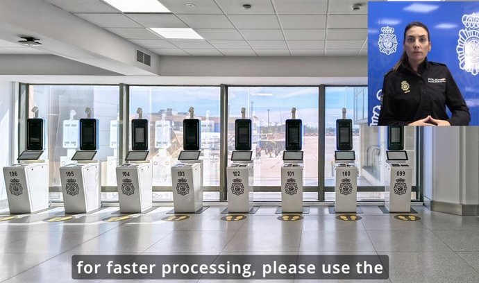 Campaña informativa de la Policía Nacional en el aeropuerto de Málaga.