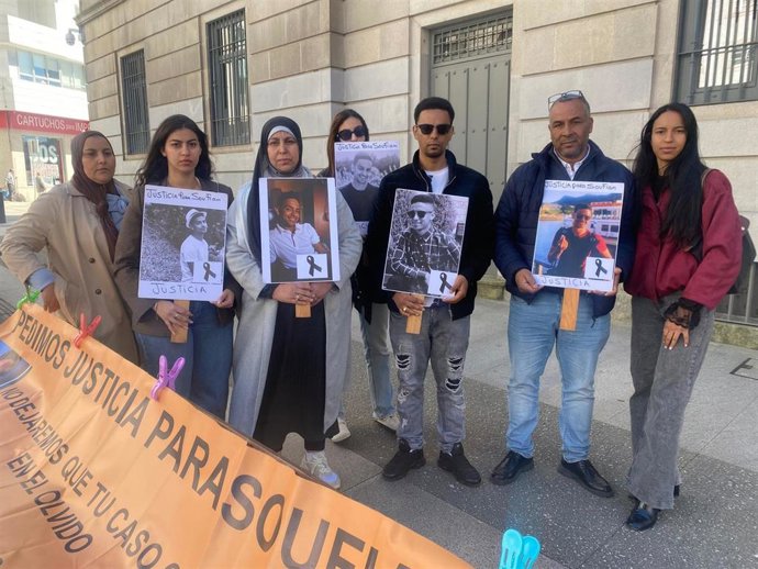 Familia de la víctima del crimen de Salceda a las puertas de la sección cuarta de la Audiencia Provincial de Pontevedra, donde el viernes 27 de marzo se lee el veredicto.
