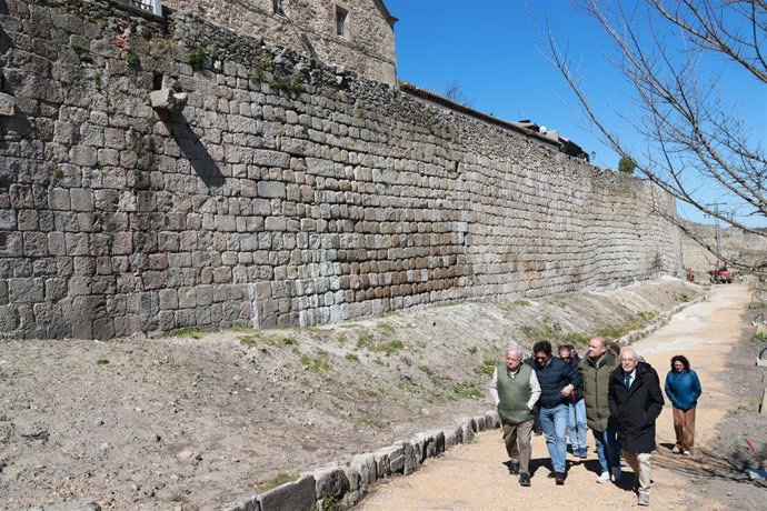 Gonzalo Santonja y el alcalde visitan las obras de la muralla de Ledesma.