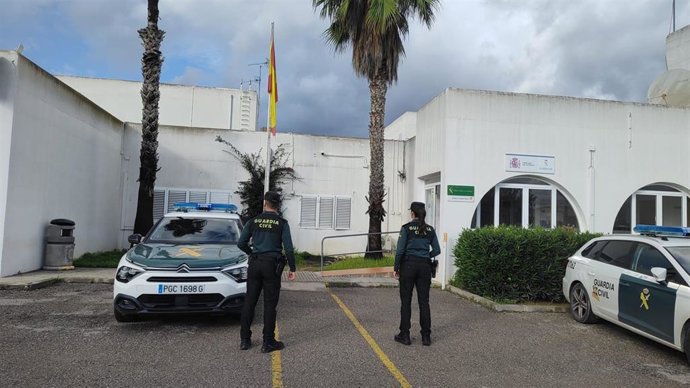 Agentes de la Guardia Civil frete al cuartel.
