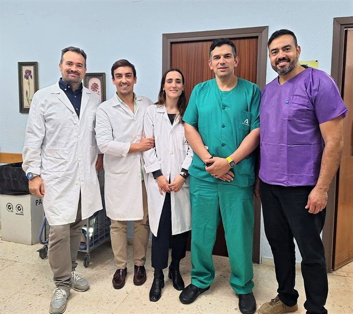Profesionales del Servicio de Traumatología y Cirugía Ortopédica del Hospital Infanta Elena de Huelva.