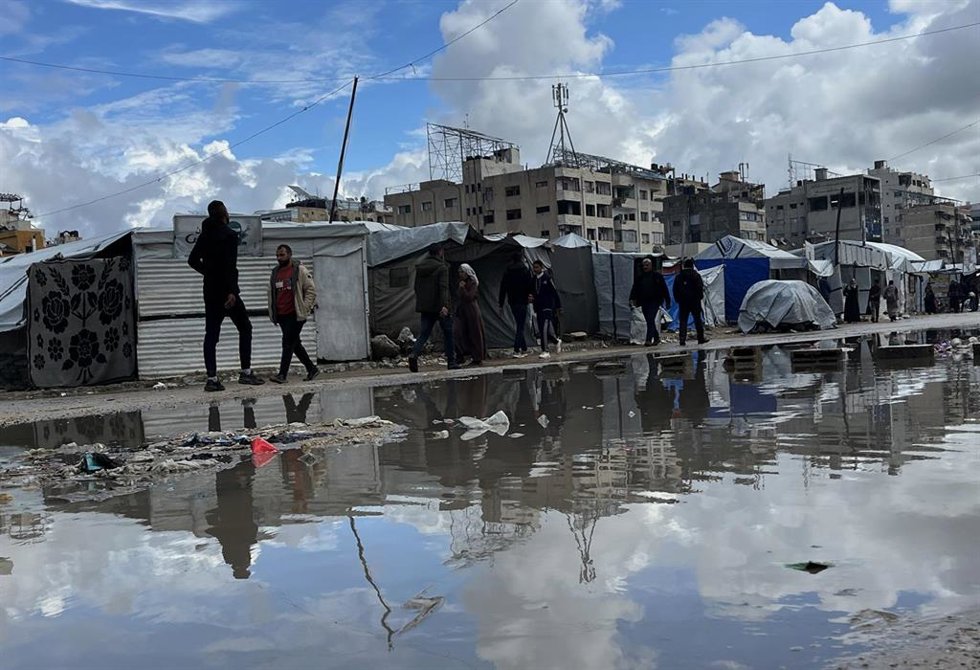 Palestinos entre tiendas de campaña para desplazados y edificios en la ciudad de Gaza, en el norte de la Franja de Gaza (archivo)