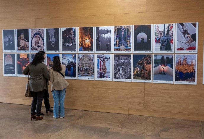 Exposición de fotografía cofrade de Huelva en la Diputación.