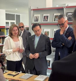 El Ministro de Exteriores en la inauguración del centro de Omán.