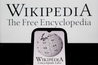 Archivo - October 31, 2025, Bandung, West Java, Indonesia: In this photo illustration, Wikipedia logo is displayed on a smartphone with Wikipedia logo in the background.