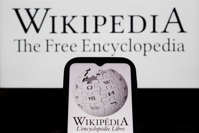 Archivo - October 31, 2025, Bandung, West Java, Indonesia: In this photo illustration, Wikipedia logo is displayed on a smartphone with Wikipedia logo in the background.