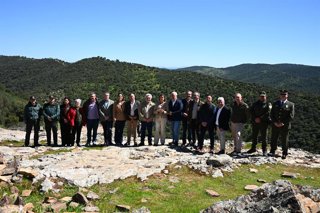 Foto de familia en la visita al Parque Natural de Despeñaperros tras su ampliación.