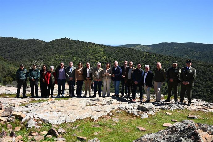 Foto de familia en la visita al Parque Natural de Despeñaperros tras su ampliación.