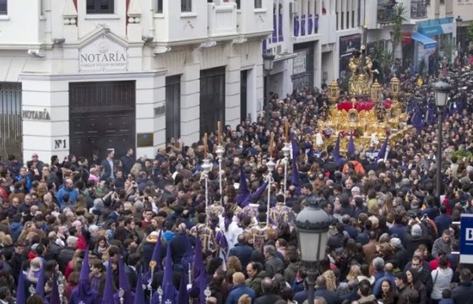 La Hermandad del Nazareno por la calle Marina en Huelva.
