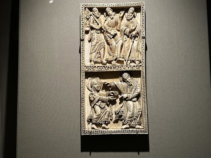 Pieza de marfil procedente del Metropolitan Museum de Nueva York que este viernes se ha incorporado a la exposición 'Reina Ella. Urraca I de León'.