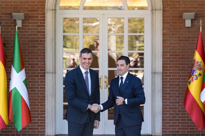 O presidente do Governo, Pedro Sánchez (à esquerda), recebe o lehendakari, Imanol Pradales (à direita), no Palácio da Moncloa, em 27 de março de 2026, em Madri (Espanha). O chefe do Executivo preside, juntamente com o lehendakari, a Comissão Bilateral de 