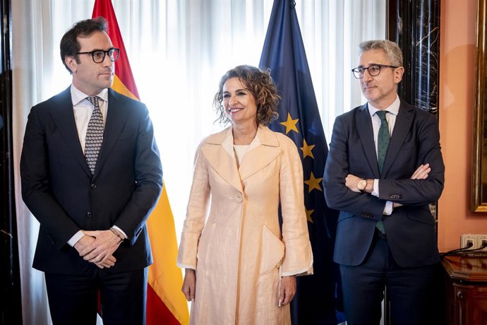 El vice-president primer i ministre d'Economia, Comerç i Empresa, Carlos Cos (i), la secretària general del PSOE-A i candidata a la Presidència de la Junta d'Andalusia, María Jesús Montero (c), i el ministre d'Hisenda, Arcadi Espanya (d)