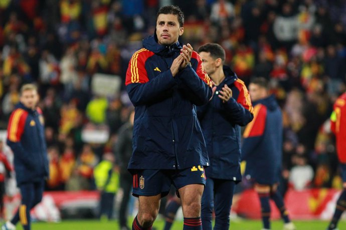 Archivo - Rodrigo Hernandez of Spain greeting the fans after the UEFA EURO 2024 European qualifier match between Spain and Georgia at Jose Zorrilla Stadium on November 19, 2023 in Valladolid, Spain.