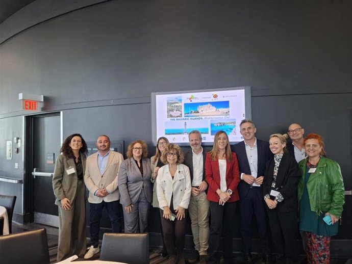 La delegación balear desplazada a dos jornadas turísticas celebradas esta semana en Canadá.