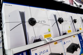 Archivo - December 8, 2023, Gdansk, Poland: PlayStation 5 video game consoles seen at the shopping mall in Gdansk.