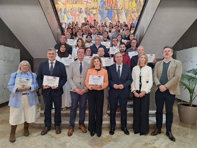 Foto de familia del acto de entrega de placas a gestores administrativos habilitados para trámites de la DGT en la Subdelegación del Gobierno en Almería.